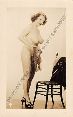 Adult B&W Photo 1940s/50s 2.5x4" Beautiful Brunette Posing Nude Seductively 66MF