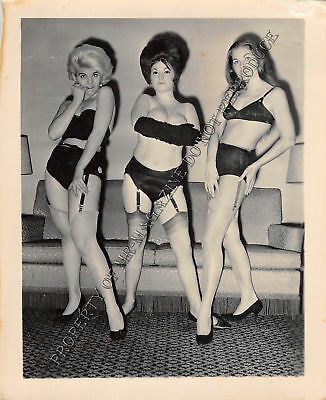 Adult Vintage B&W Photo 4x5 Beautiful Group of Lesbians Posing Undressing 43HP