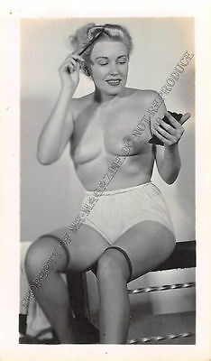 Adult B&W Photo 1940s/50s 2.5x4 Beautiful Blonde Nude Posing Seductively 215MH