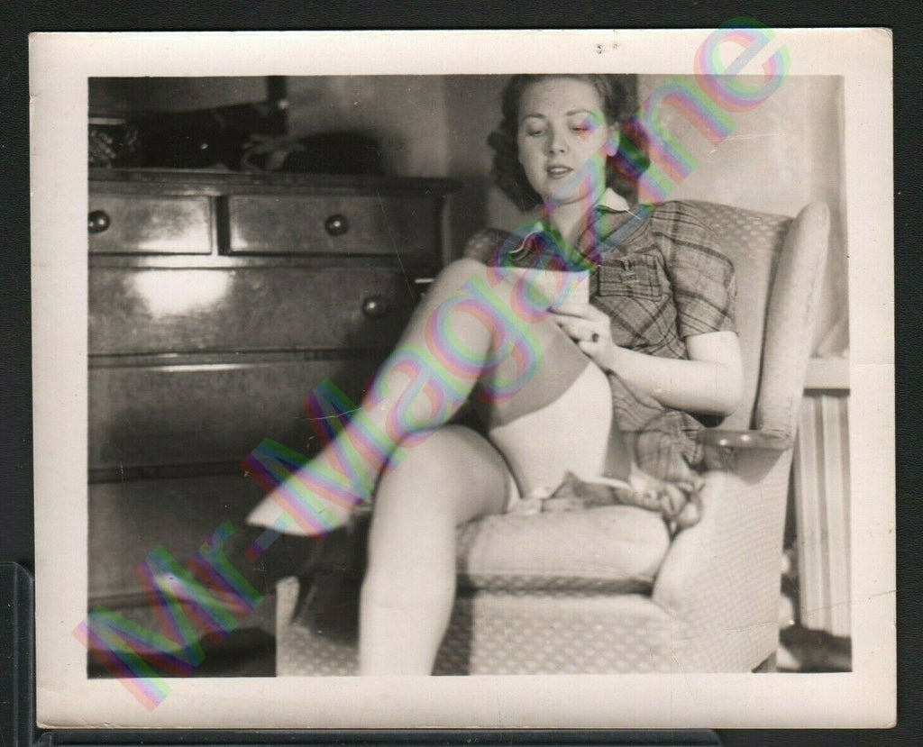 Vintage B&W Risque Pinup 3.5"x5" Sexy Brunette Classic Cheesecake AQ7