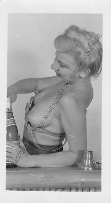 Adult B&W Photo 1940s/50s 2.5x4 Beautiful Blonde Nude Posing Seductively 228MH