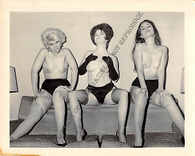 Adult Vintage B&W Photo 4x5 Beautiful Group of Lesbians Posing Undressing 40HP