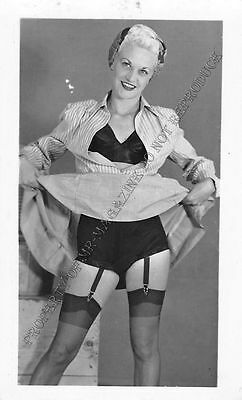 Adult B&W Photo 1940s/50s 2.5x4 Beautiful Blonde Clothed Seductive Pose 282MG
