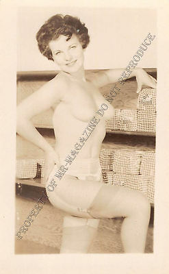 Adult B&W Photo 1940s/50s 2.5x4 Beautiful Brunette Posing Topless Pin Up 71MG