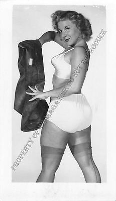 Adult B&W Photo 1940s/50s 2.5x4 Beautiful Brunette Seductively Undressing 87MH