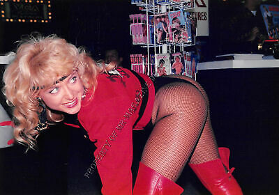 Nina Hartley Candid Original 3.5x5 Photo 1990s Sexy Outfit at a Convention 77ih