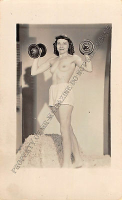 Adult B&W Photo 1940s/50s 2.5x4 Beautiful Brunette Topless Lifting Weights 33MG