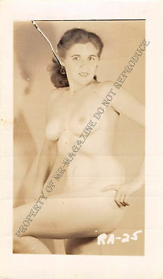 Adult B&W Photo 1940s/50s 2.5x4 Beautiful Brunette Posing Nude Pin Up 167MG