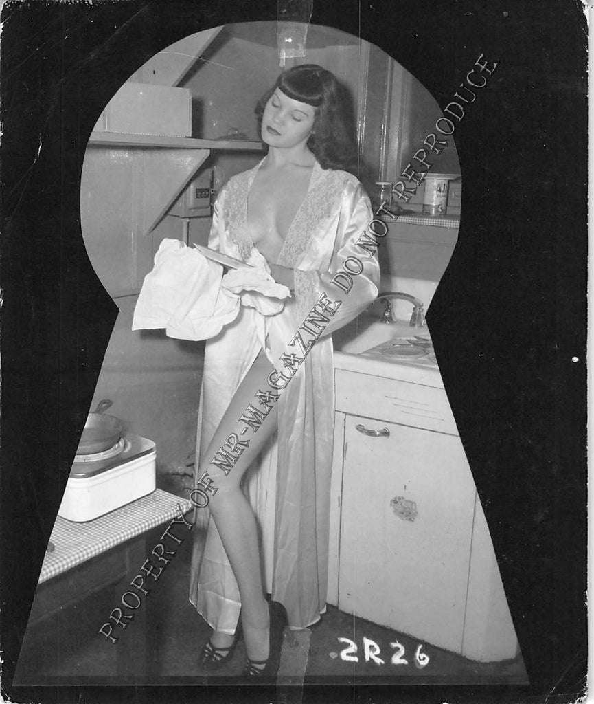 Adult Vintage 1950s B&W Photo 4x5 Brunette Housewife in Silk Rob Seductive 226FF