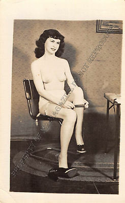 Adult B&W Photo 1940s/50s 2.5x4 Beautiful Brunette Seductively Undressing 34MH