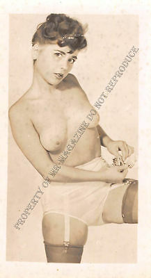 Adult B&W Photo 1940s/50s 2.5x4 Beautiful Brunette Posing Topless Pin Up 126MG