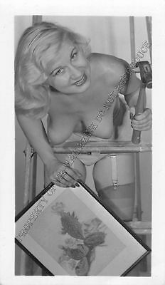 Adult B&W Photo 1940s/50s 2.5x4 Beautiful Blonde Nude Posing Seductively 198MH