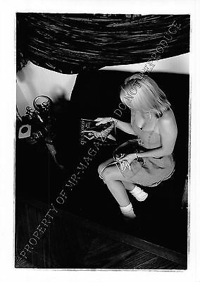 Adult 1990s B&W Photo 5x7 Bondage Beautiful Blonde Finding Dirty Magazine 257MZ