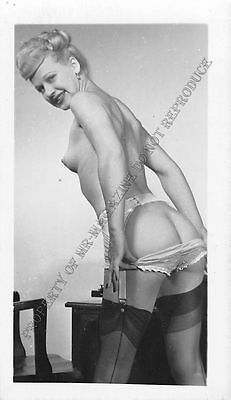 Adult B&W Photo 1940s/50s 2.5x4 Beautiful Blonde Nude Posing Seductively 203MH
