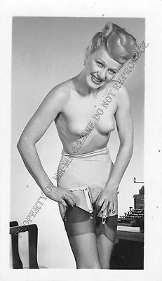 Adult B&W Photo 1940s/50s 2.5x4 Beautiful Blonde Nude Posing Seductively 204MH