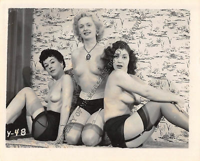 Adult Vintage B&W Photo 4x5 Beautiful Group of Lesbians Posing Nude Sexy 7HP